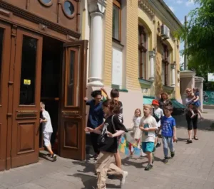 Children and families entering building for Social Impact Measurement & Reporting programs